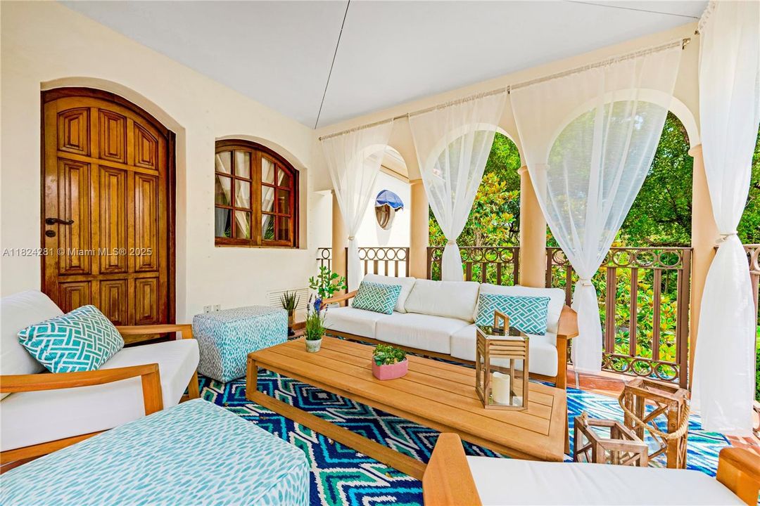 Recently Sold: $3,500,000 (5 beds, 3 baths, 2944 Square Feet)