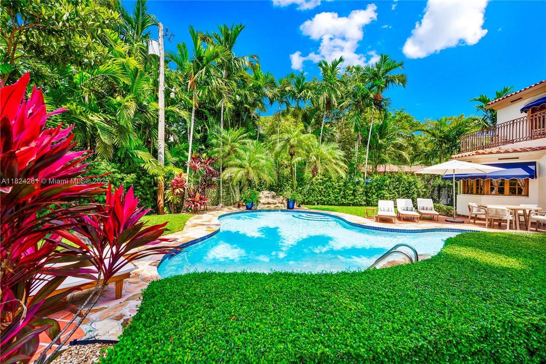 Recently Sold: $3,500,000 (5 beds, 3 baths, 2944 Square Feet)