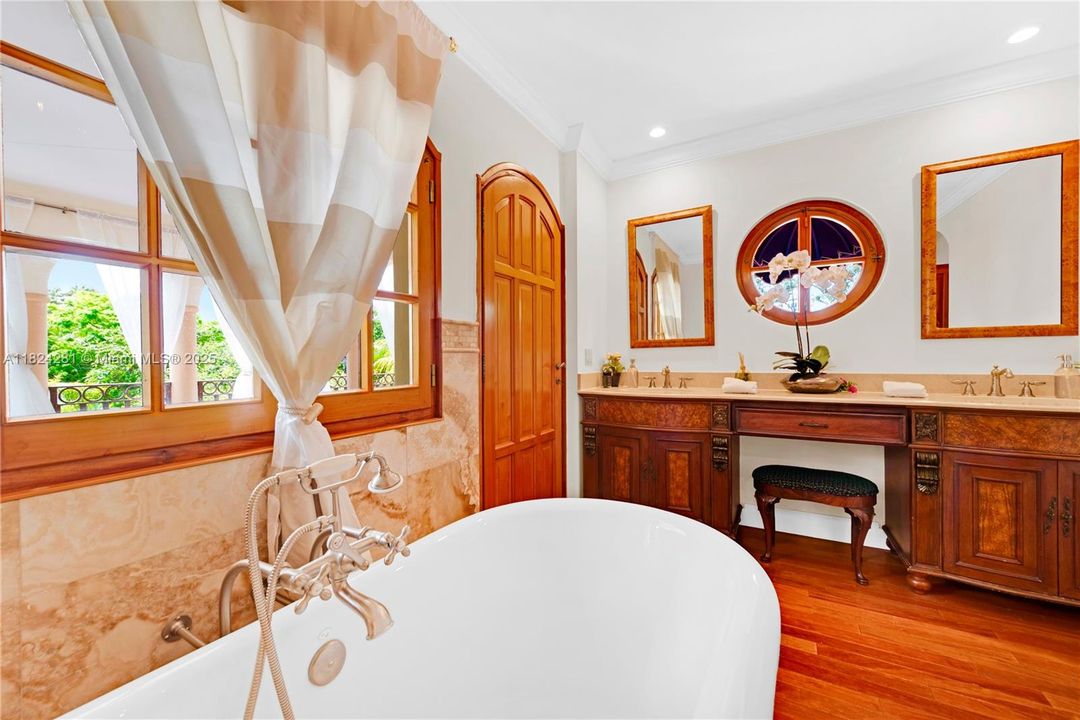 Recently Sold: $3,500,000 (5 beds, 3 baths, 2944 Square Feet)