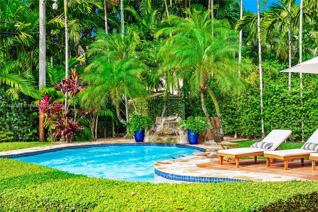 Recently Sold: $3,500,000 (5 beds, 3 baths, 2944 Square Feet)