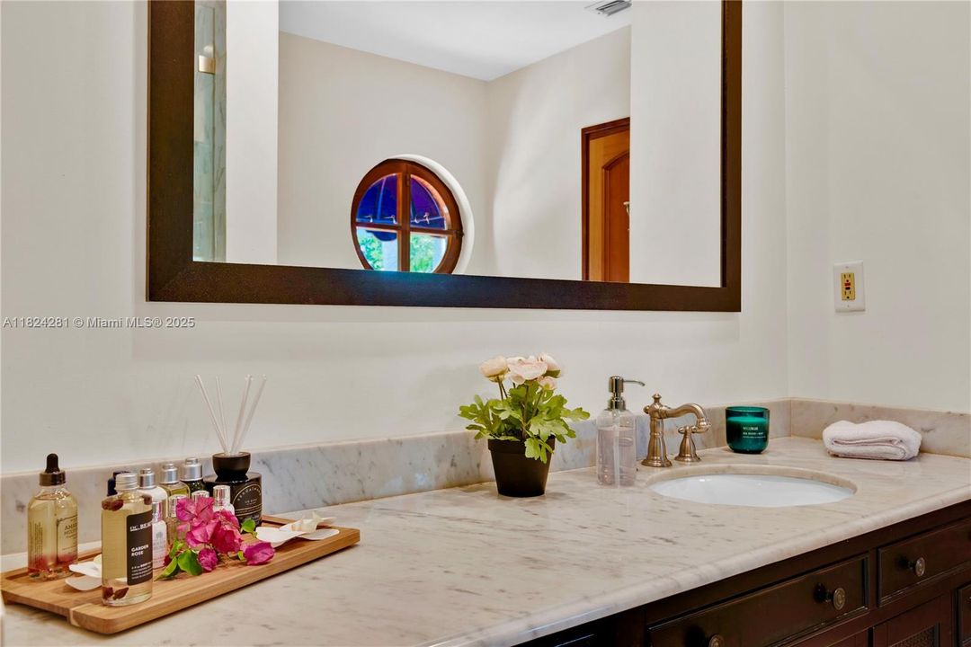 Recently Sold: $3,500,000 (5 beds, 3 baths, 2944 Square Feet)