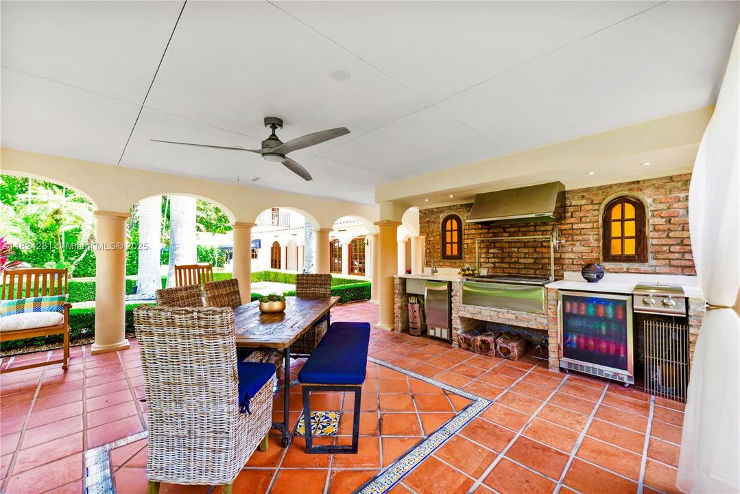 Recently Sold: $3,500,000 (5 beds, 3 baths, 2944 Square Feet)