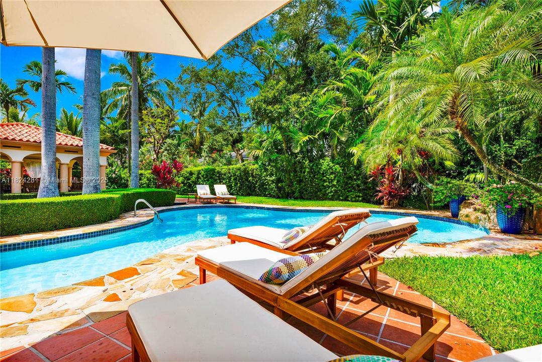 Recently Sold: $3,500,000 (5 beds, 3 baths, 2944 Square Feet)