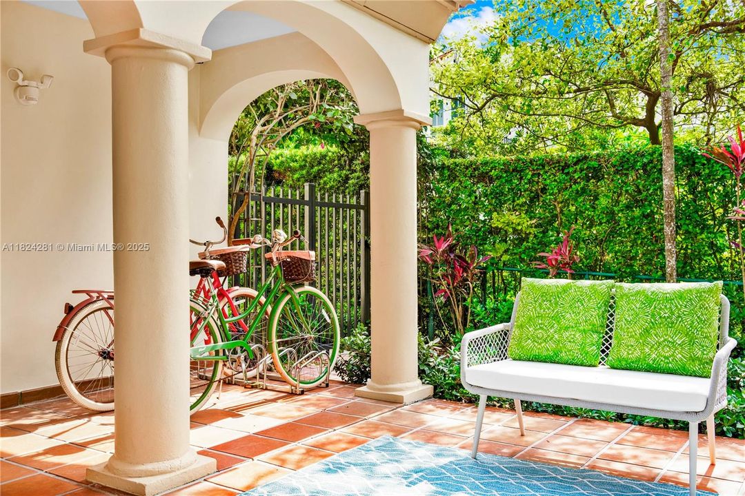 Recently Sold: $3,500,000 (5 beds, 3 baths, 2944 Square Feet)