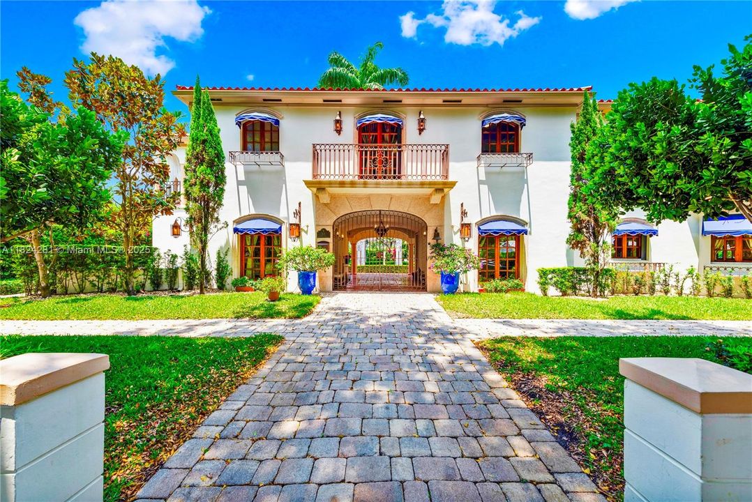 Recently Sold: $3,500,000 (5 beds, 3 baths, 2944 Square Feet)