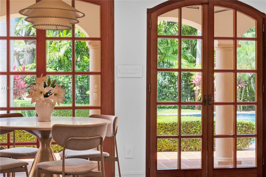 Recently Sold: $3,500,000 (5 beds, 3 baths, 2944 Square Feet)