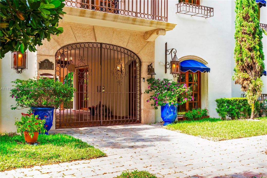 Recently Sold: $3,500,000 (5 beds, 3 baths, 2944 Square Feet)