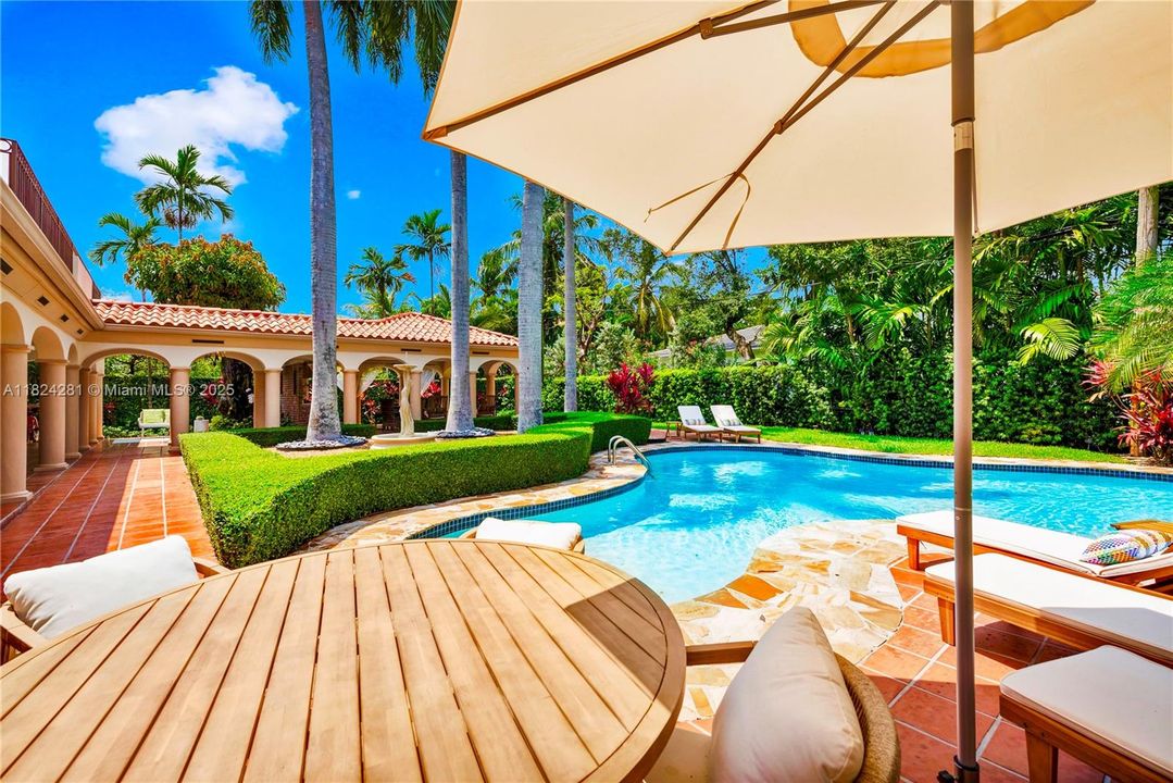 Recently Sold: $3,500,000 (5 beds, 3 baths, 2944 Square Feet)