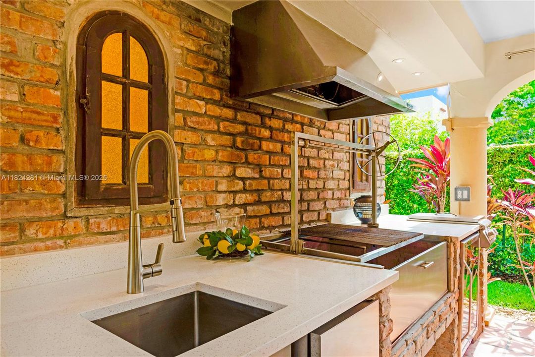 Recently Sold: $3,500,000 (5 beds, 3 baths, 2944 Square Feet)