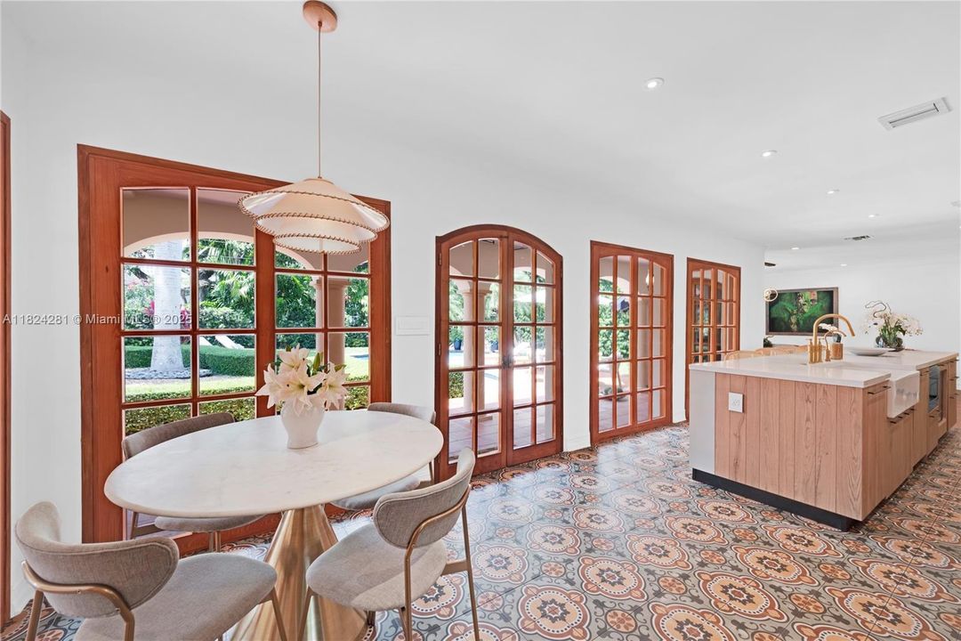 Recently Sold: $3,500,000 (5 beds, 3 baths, 2944 Square Feet)