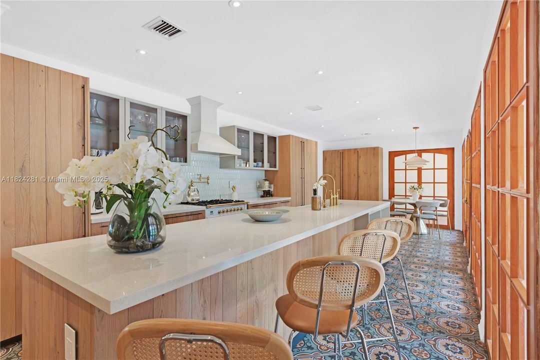 Recently Sold: $3,500,000 (5 beds, 3 baths, 2944 Square Feet)