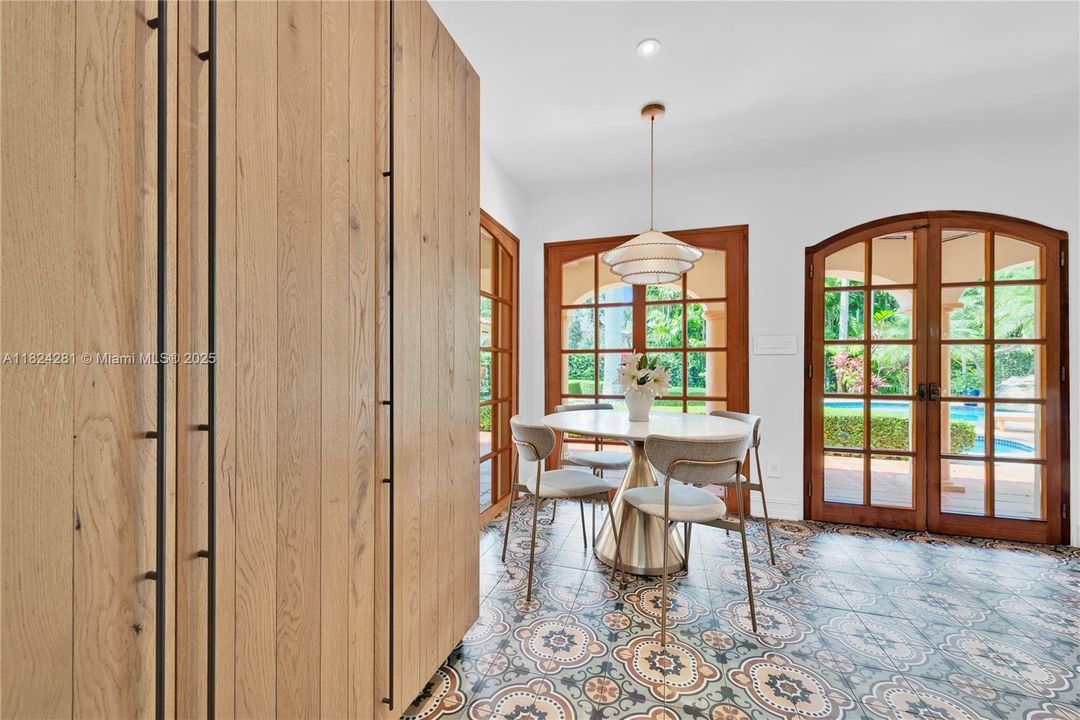 Recently Sold: $3,500,000 (5 beds, 3 baths, 2944 Square Feet)