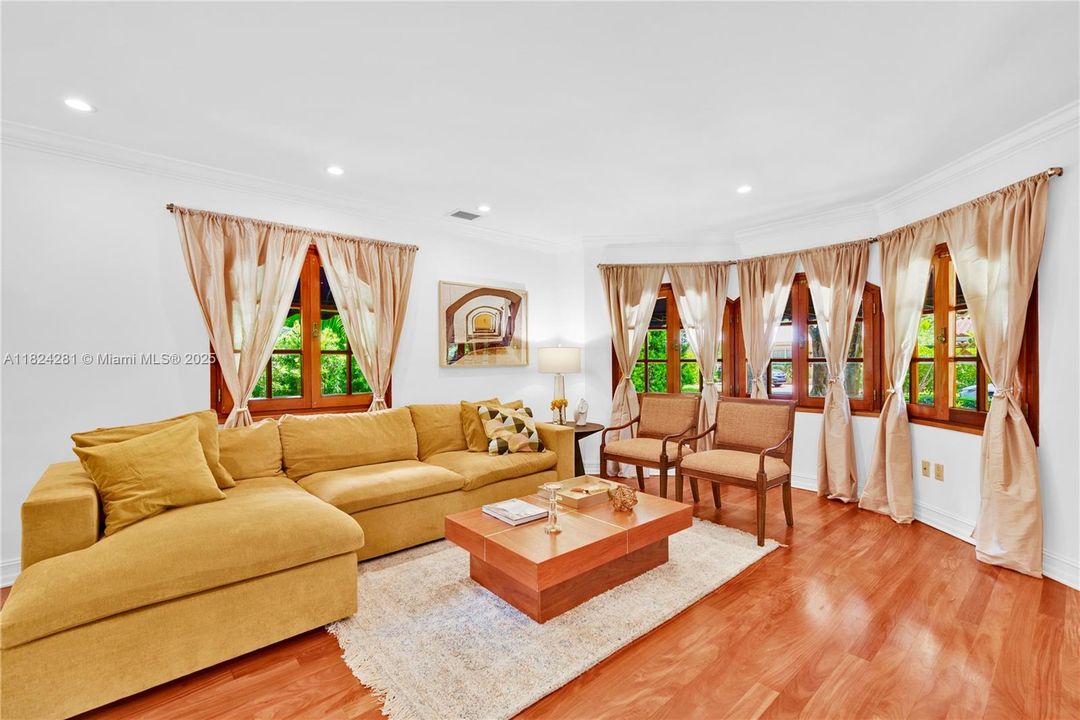 Recently Sold: $3,500,000 (5 beds, 3 baths, 2944 Square Feet)