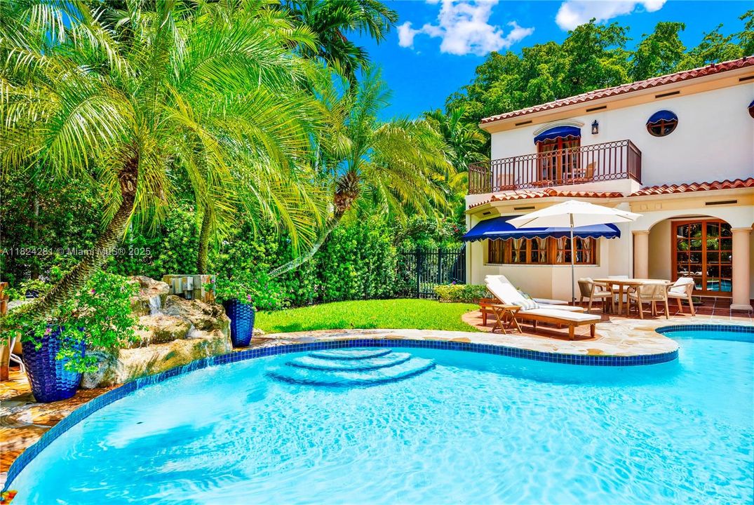 Recently Sold: $3,500,000 (5 beds, 3 baths, 2944 Square Feet)