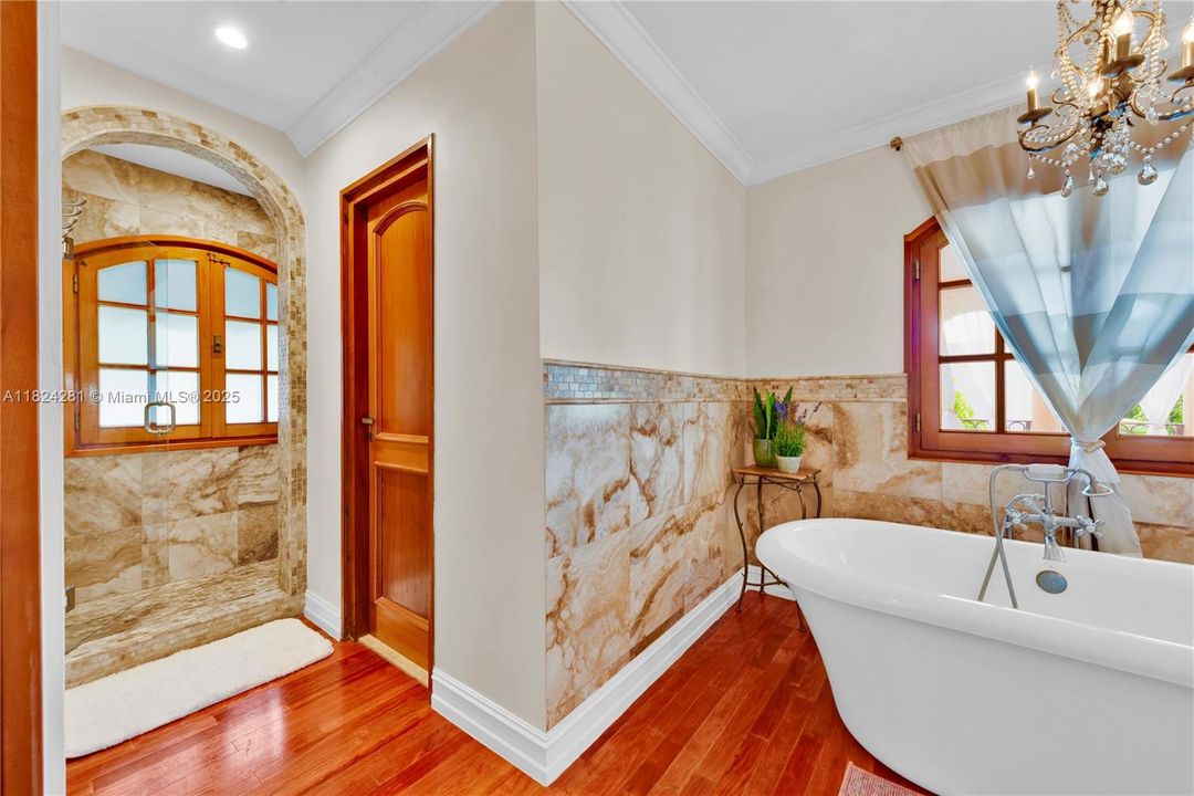 Recently Sold: $3,500,000 (5 beds, 3 baths, 2944 Square Feet)