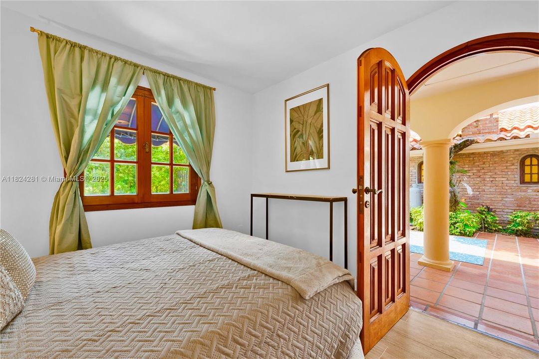 Recently Sold: $3,500,000 (5 beds, 3 baths, 2944 Square Feet)