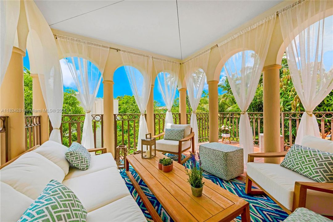 Recently Sold: $3,500,000 (5 beds, 3 baths, 2944 Square Feet)