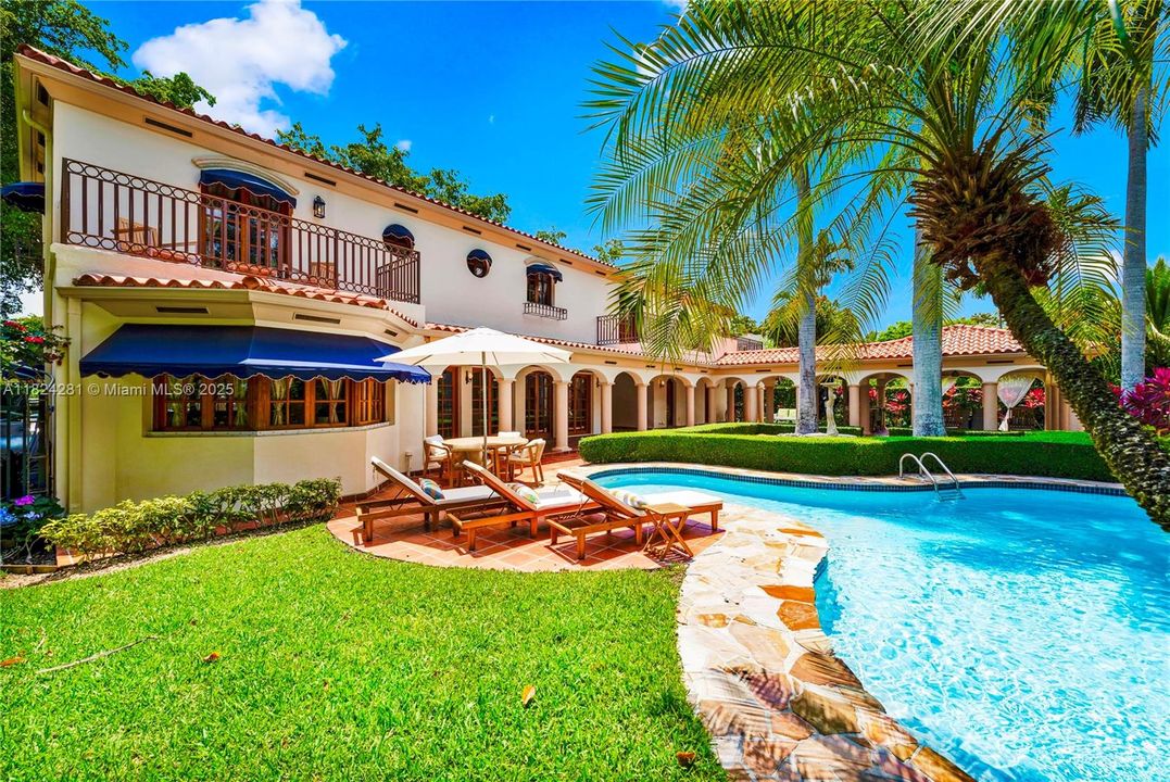 Recently Sold: $3,500,000 (5 beds, 3 baths, 2944 Square Feet)