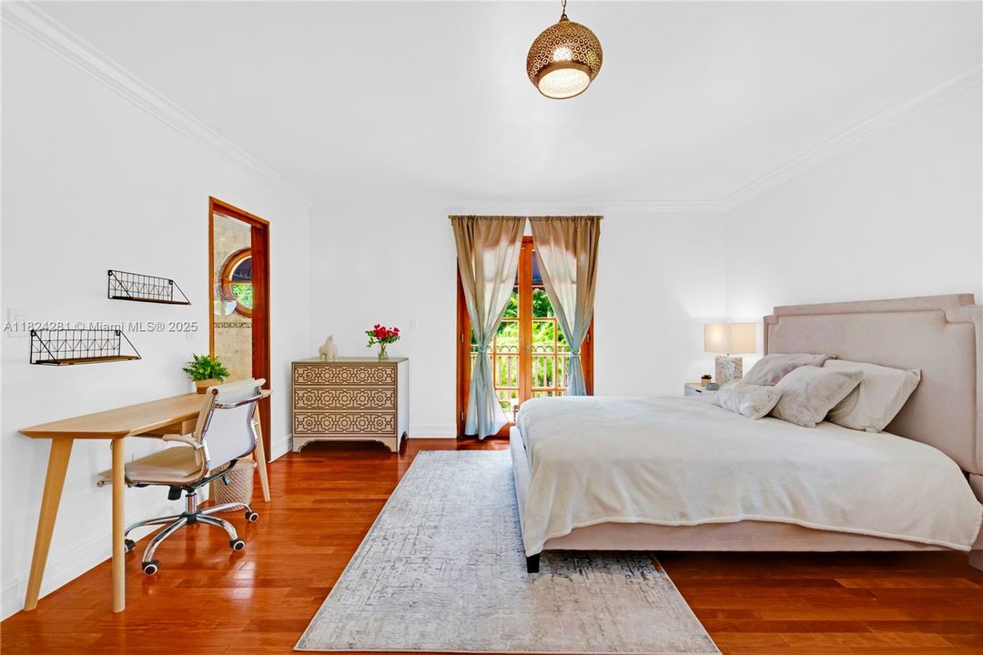 Recently Sold: $3,500,000 (5 beds, 3 baths, 2944 Square Feet)