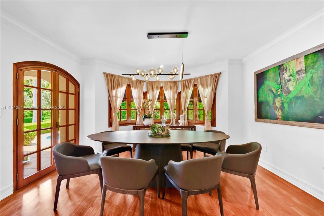 Recently Sold: $3,500,000 (5 beds, 3 baths, 2944 Square Feet)