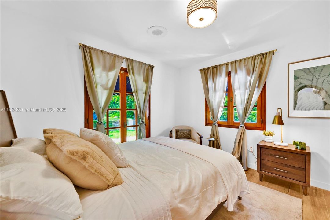 Recently Sold: $3,500,000 (5 beds, 3 baths, 2944 Square Feet)