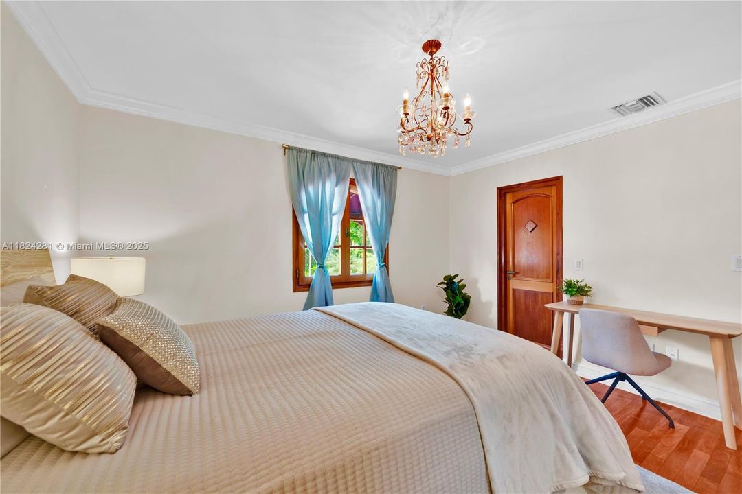 Recently Sold: $3,500,000 (5 beds, 3 baths, 2944 Square Feet)