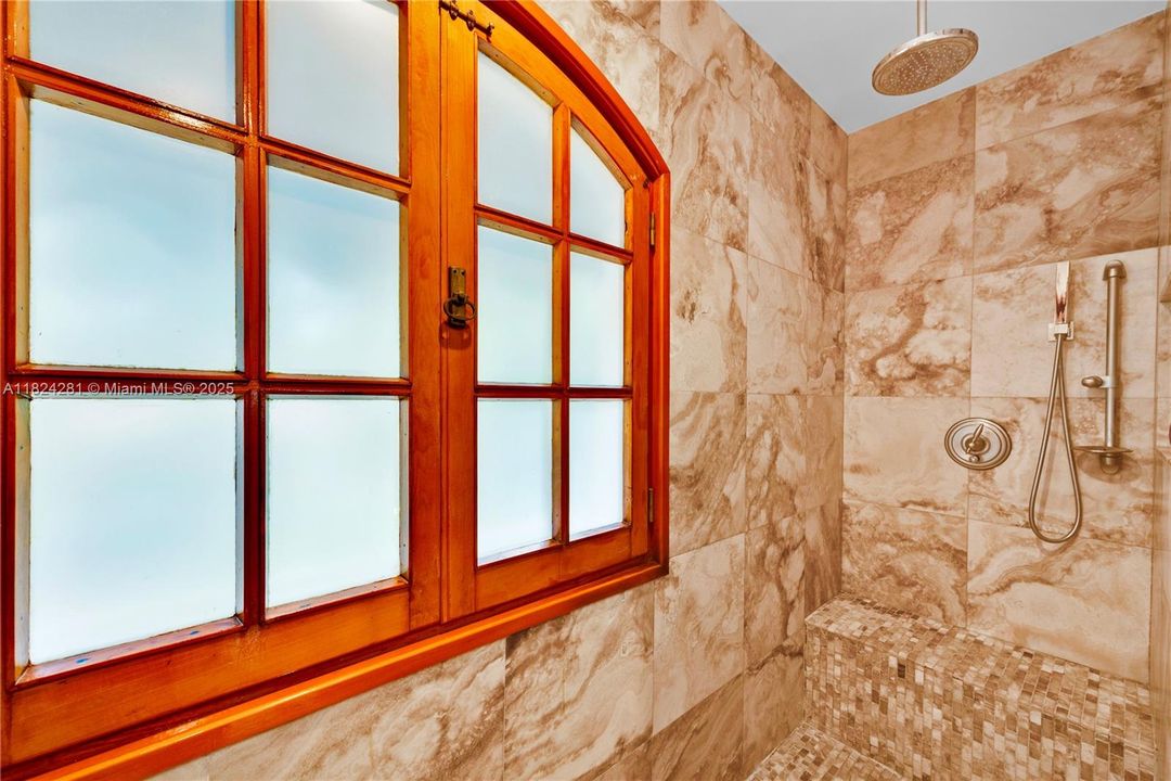 Recently Sold: $3,500,000 (5 beds, 3 baths, 2944 Square Feet)