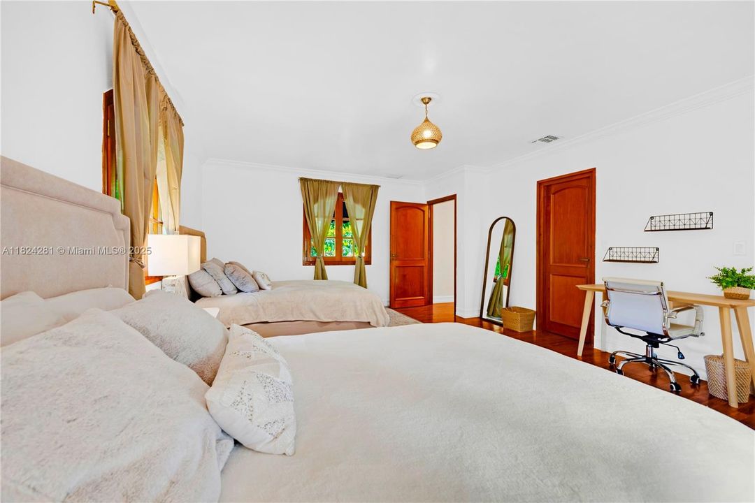 Recently Sold: $3,500,000 (5 beds, 3 baths, 2944 Square Feet)