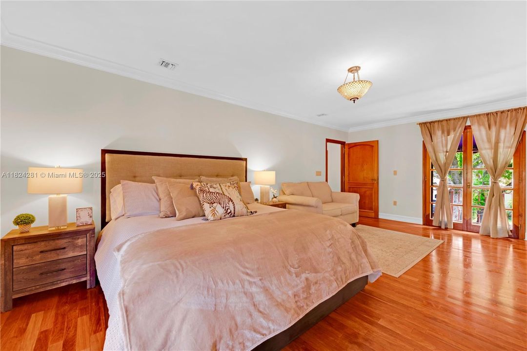 Recently Sold: $3,500,000 (5 beds, 3 baths, 2944 Square Feet)