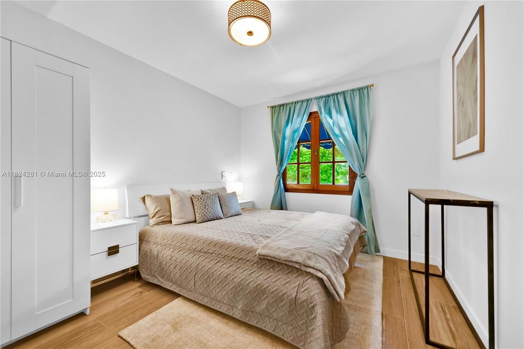 Recently Sold: $3,500,000 (5 beds, 3 baths, 2944 Square Feet)