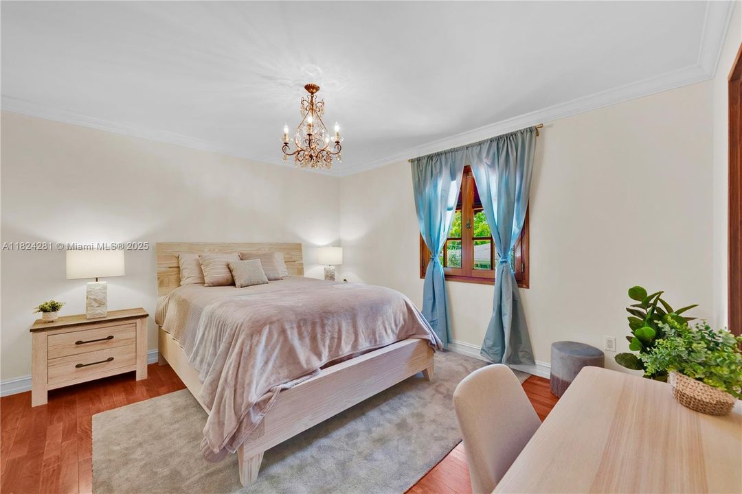 Recently Sold: $3,500,000 (5 beds, 3 baths, 2944 Square Feet)