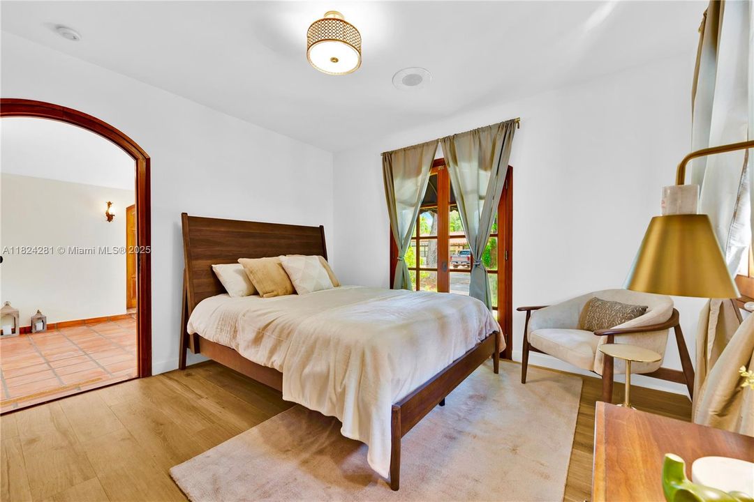 Recently Sold: $3,500,000 (5 beds, 3 baths, 2944 Square Feet)