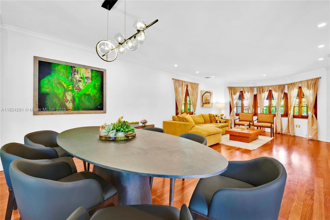 Recently Sold: $3,500,000 (5 beds, 3 baths, 2944 Square Feet)