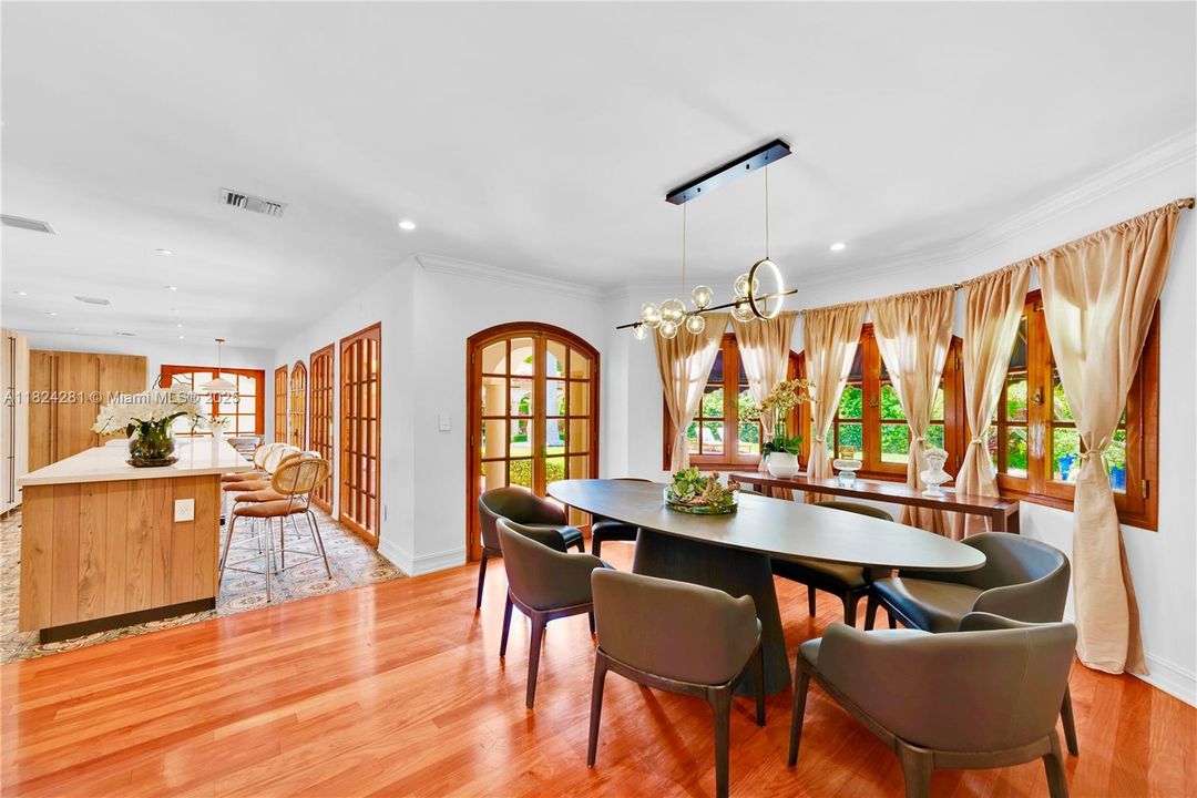 Recently Sold: $3,500,000 (5 beds, 3 baths, 2944 Square Feet)