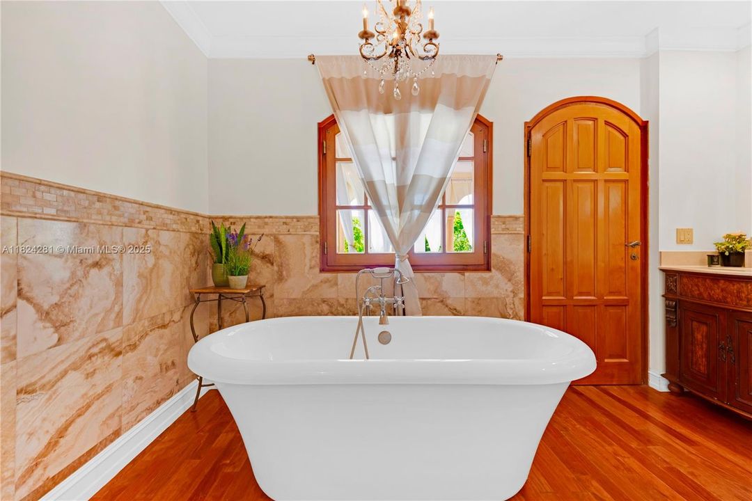 Recently Sold: $3,500,000 (5 beds, 3 baths, 2944 Square Feet)