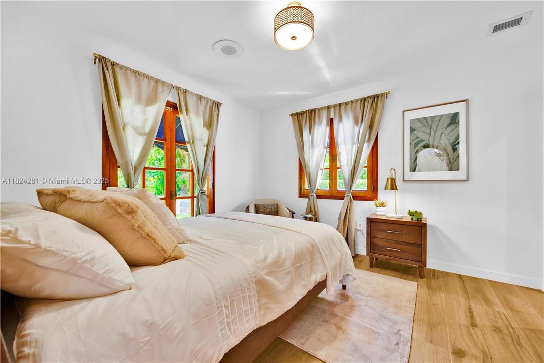 Recently Sold: $3,500,000 (5 beds, 3 baths, 2944 Square Feet)