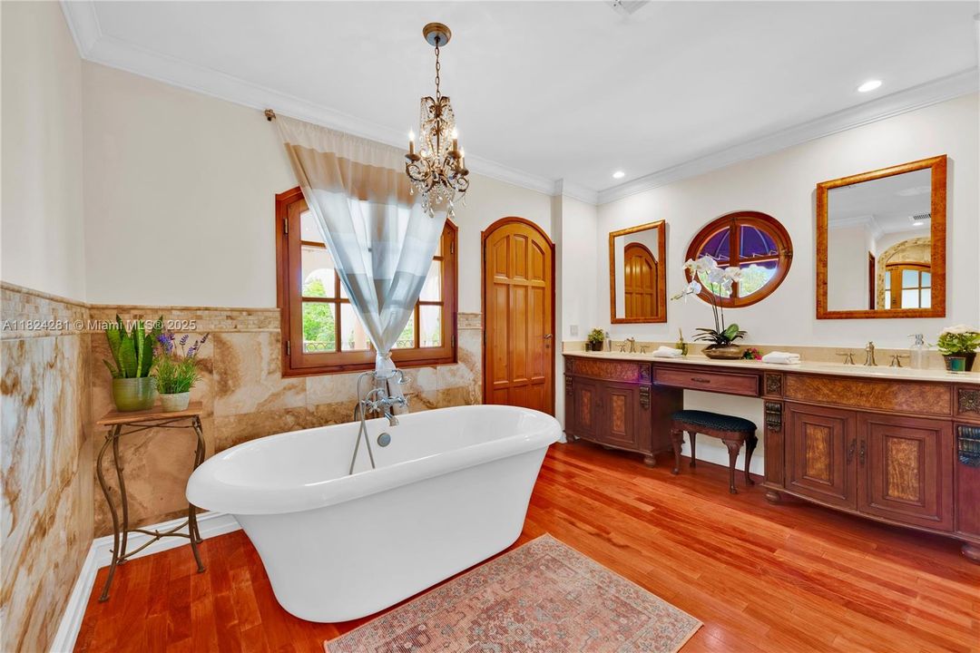 Recently Sold: $3,500,000 (5 beds, 3 baths, 2944 Square Feet)