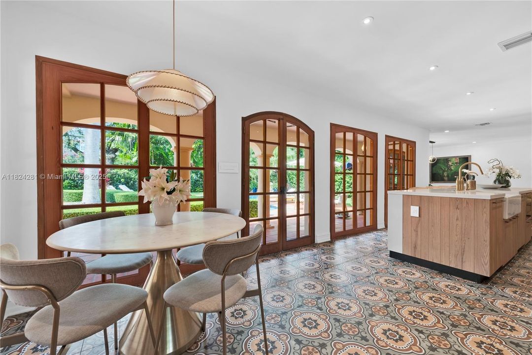 Recently Sold: $3,500,000 (5 beds, 3 baths, 2944 Square Feet)