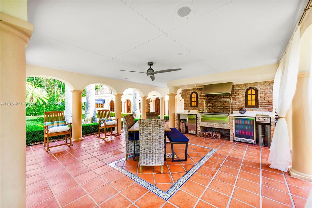 Recently Sold: $3,500,000 (5 beds, 3 baths, 2944 Square Feet)