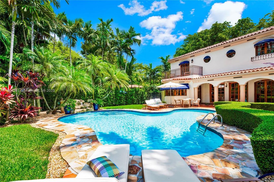 Recently Sold: $3,500,000 (5 beds, 3 baths, 2944 Square Feet)