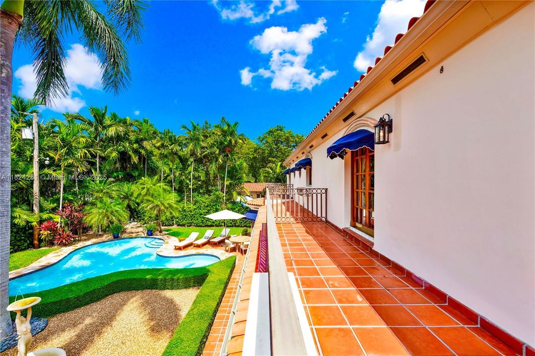 Recently Sold: $3,500,000 (5 beds, 3 baths, 2944 Square Feet)