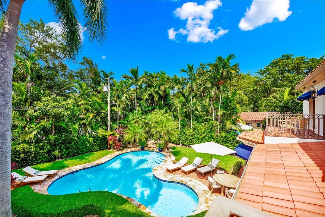 Recently Sold: $3,500,000 (5 beds, 3 baths, 2944 Square Feet)