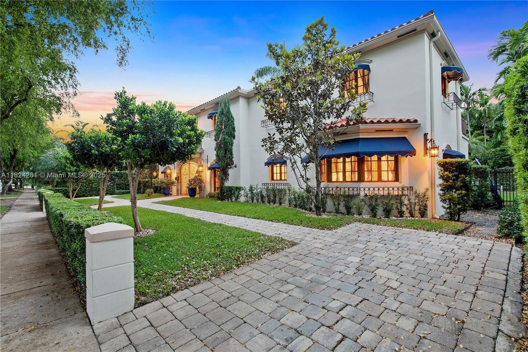 Recently Sold: $3,500,000 (5 beds, 3 baths, 2944 Square Feet)