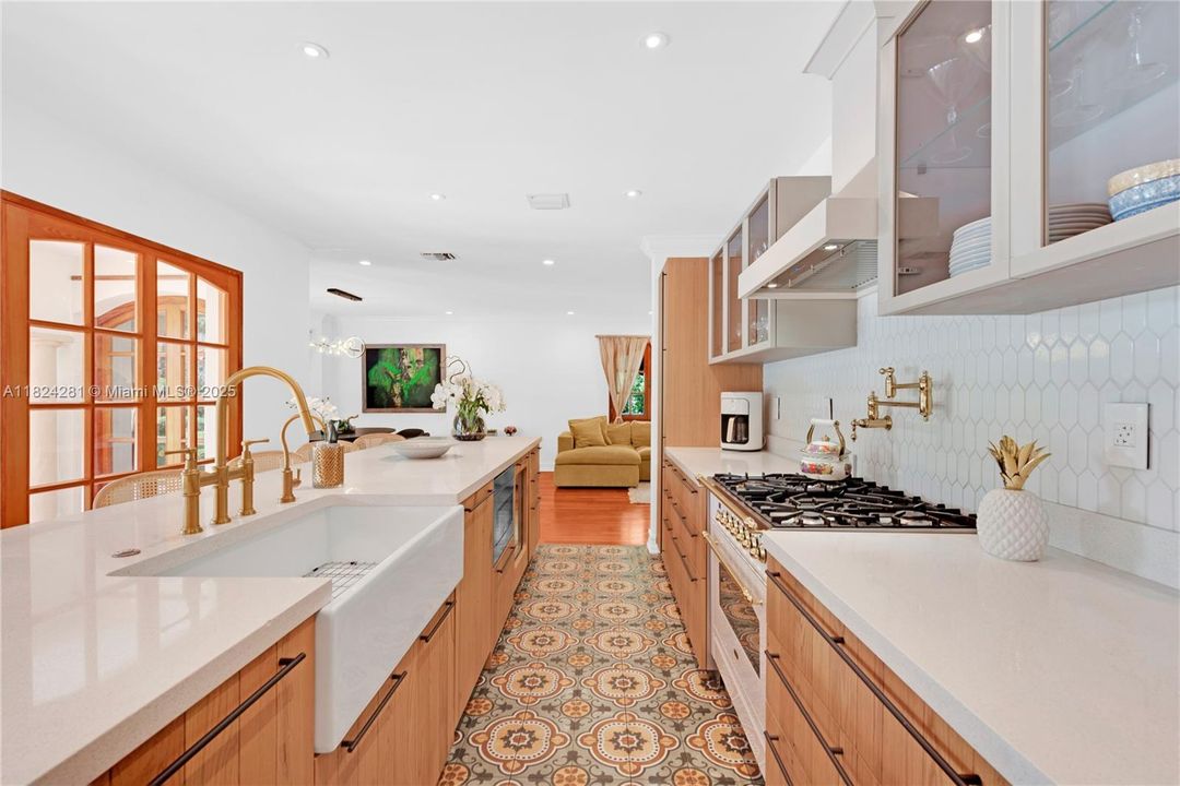 Recently Sold: $3,500,000 (5 beds, 3 baths, 2944 Square Feet)