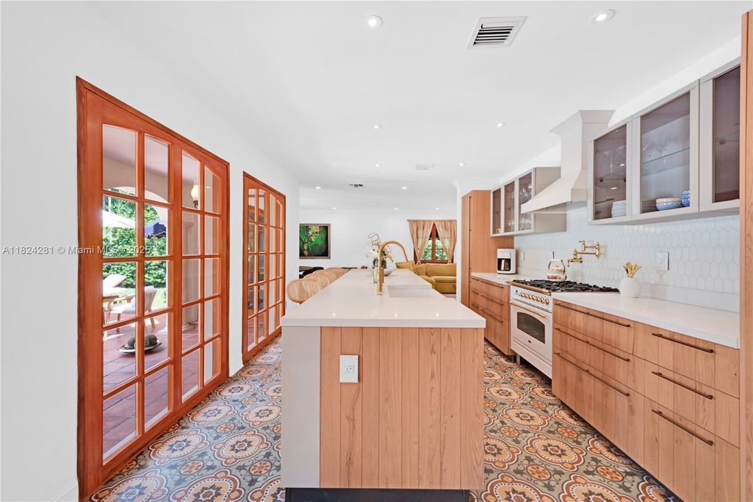 Recently Sold: $3,500,000 (5 beds, 3 baths, 2944 Square Feet)