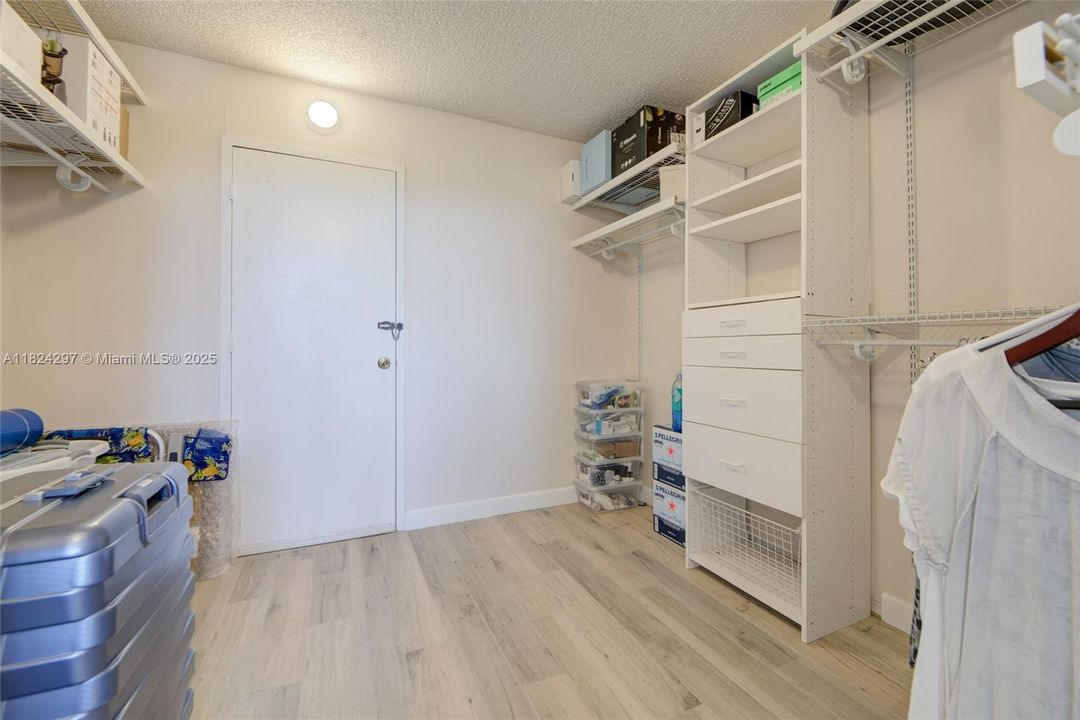 合同活跃: $388,000 (2 贝兹, 2 浴室, 1425 平方英尺)