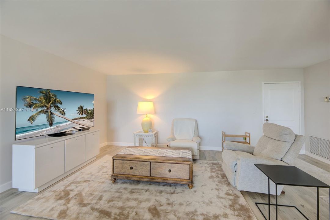 合同活跃: $388,000 (2 贝兹, 2 浴室, 1425 平方英尺)