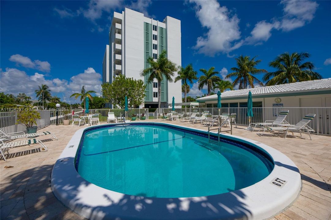 合同活跃: $388,000 (2 贝兹, 2 浴室, 1425 平方英尺)