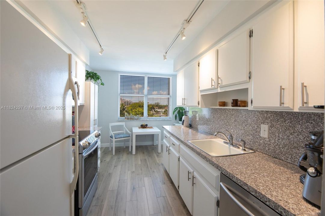 合同活跃: $388,000 (2 贝兹, 2 浴室, 1425 平方英尺)