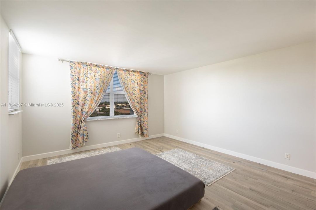 合同活跃: $388,000 (2 贝兹, 2 浴室, 1425 平方英尺)